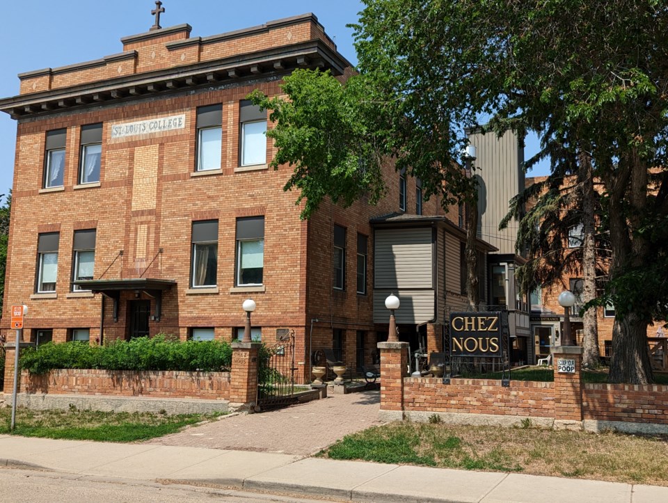 chez-nous-on-grafton-ave