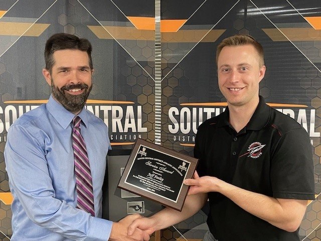 Jeff Freely (left) from Assiniboia, 鶹ýAV Central District Athletic Association (SCDAA) District Service Award. 