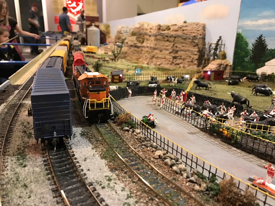 model-train-show-23