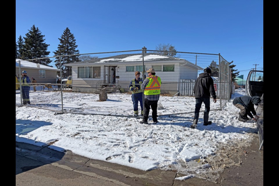 A tall fence was installed around the Innisfail house and property at 4127-49A Ave. after the owner was handed a provincial Community Safety Order that forced him to leave immediately and not return for at least three months due to suspected long-term criminal activity. Johnnie Bachusky/MVP Staff