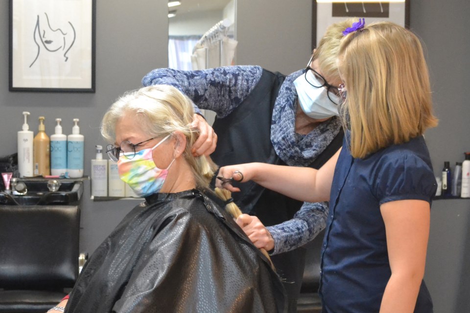 mvt Annie cuts Kelly's ponytail-1