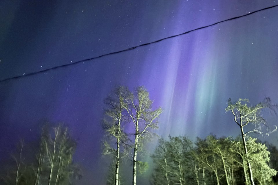 Aurora borealis in Mountain View County at about 3 a.m. on May 11. Hydrogen and helium molecules can produce blue and purple auroras.
Lea Smaldon/MVP Staff