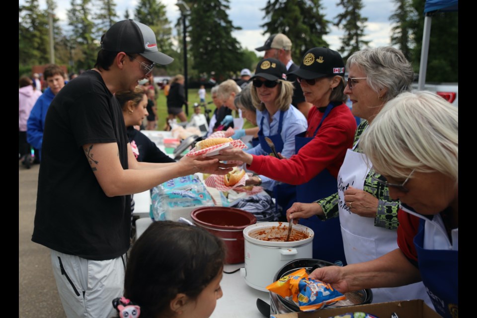 Volunteers handed out food to a steady stream of patient customers.
Doug Collie/MVP Staff