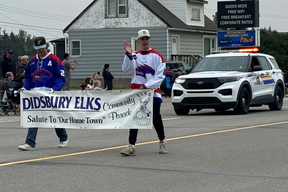 Members of the Moutainview Colts wave as they lead the Didsbury Elks'  parade up 20th Avenue on Saturday, Aug. 17.
Lea Smaldon/MVP Staff