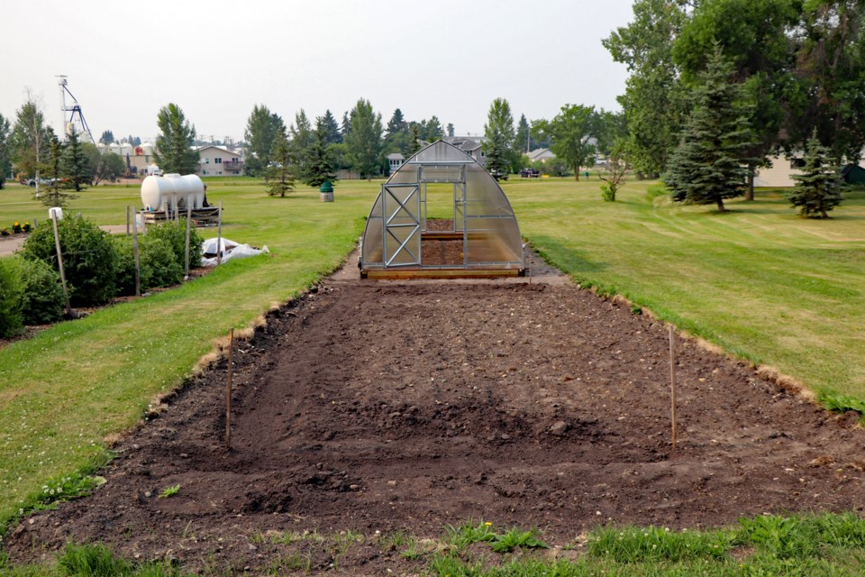 mvt-innisfail-community-garden-greenhouse-1