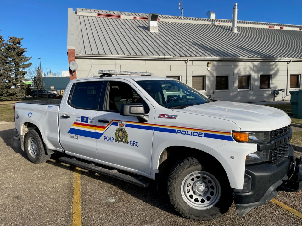 mvt-innisfail-rcmp-alberta-sheriffs-warrant-operation-2025