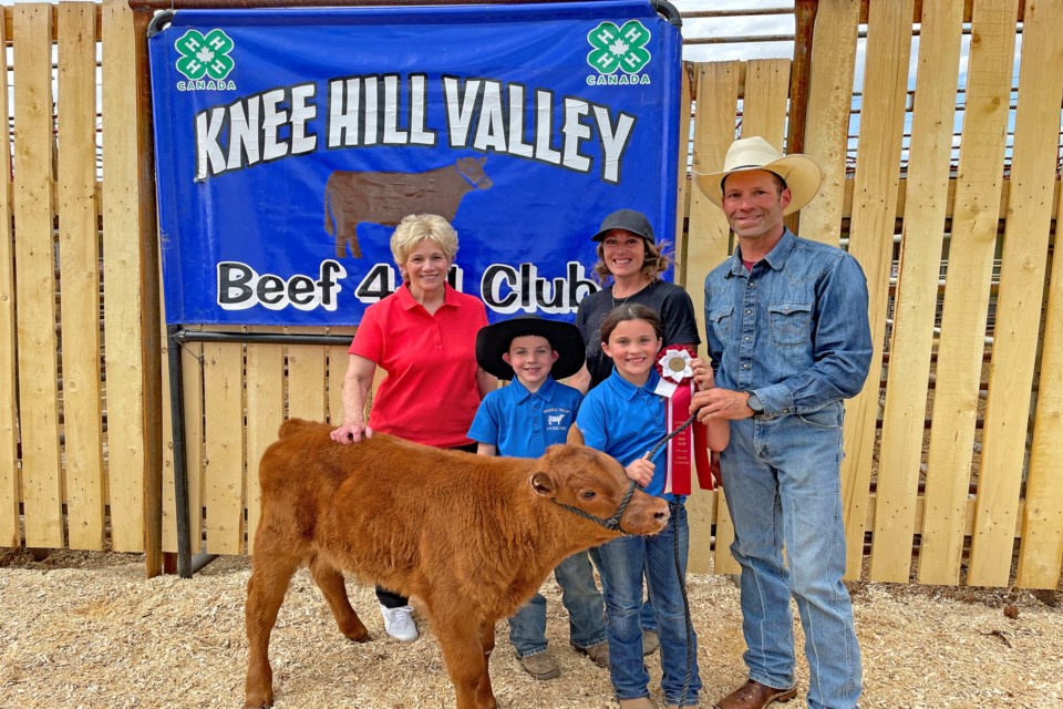 Alice Hoar, standing next to her father Greg at far fight, holds her ribbon as the Kneehill Valley 4-H Beef Club's champion cleaver showman that was earned for raising Buddy. From left to right is Innisfail mayor Jean Barclay, six-year-old Walker Hoar, mom Meredith Hoar, Alice and dad Greg. 
Johnnie Bachusky/MVP Staff