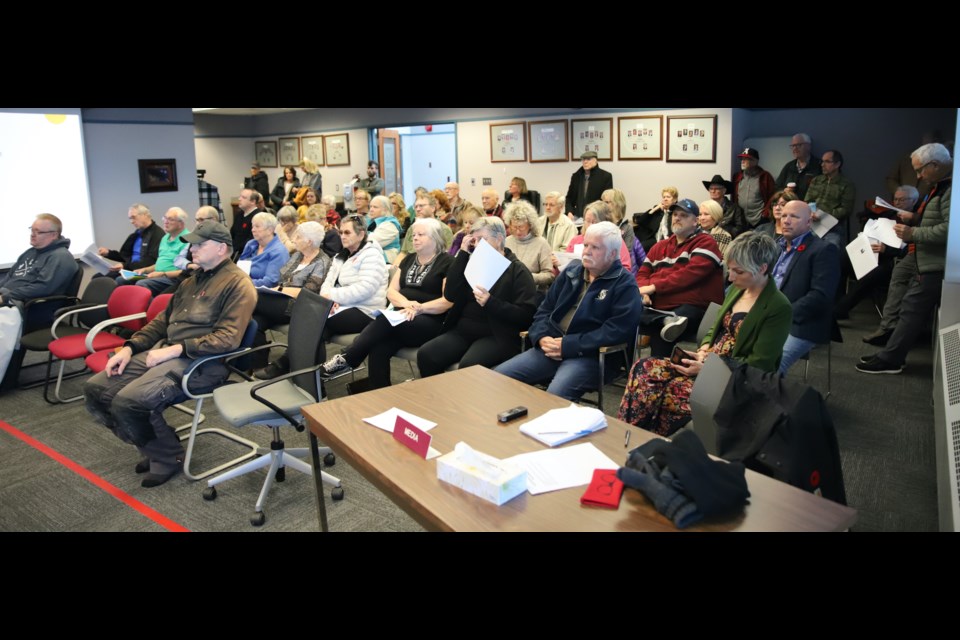 A look at the crowd gathered in Olds town council chambers for a Nov. 5 public meeting on council’s decision to sell formerly town-owned O-NET to Telus Communications. 
Doug Collie/MVP Staff