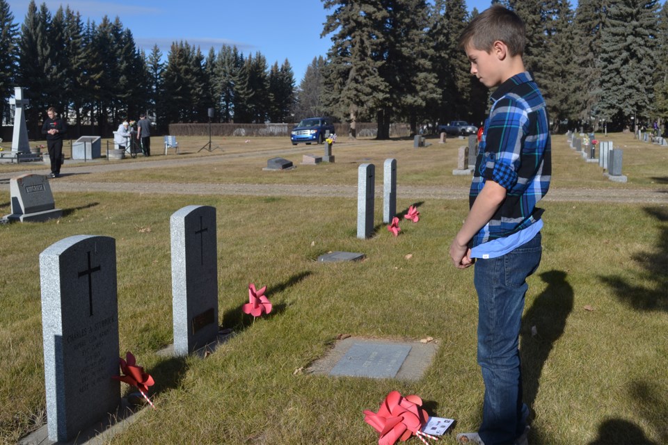 MVT Pays tribute at grave