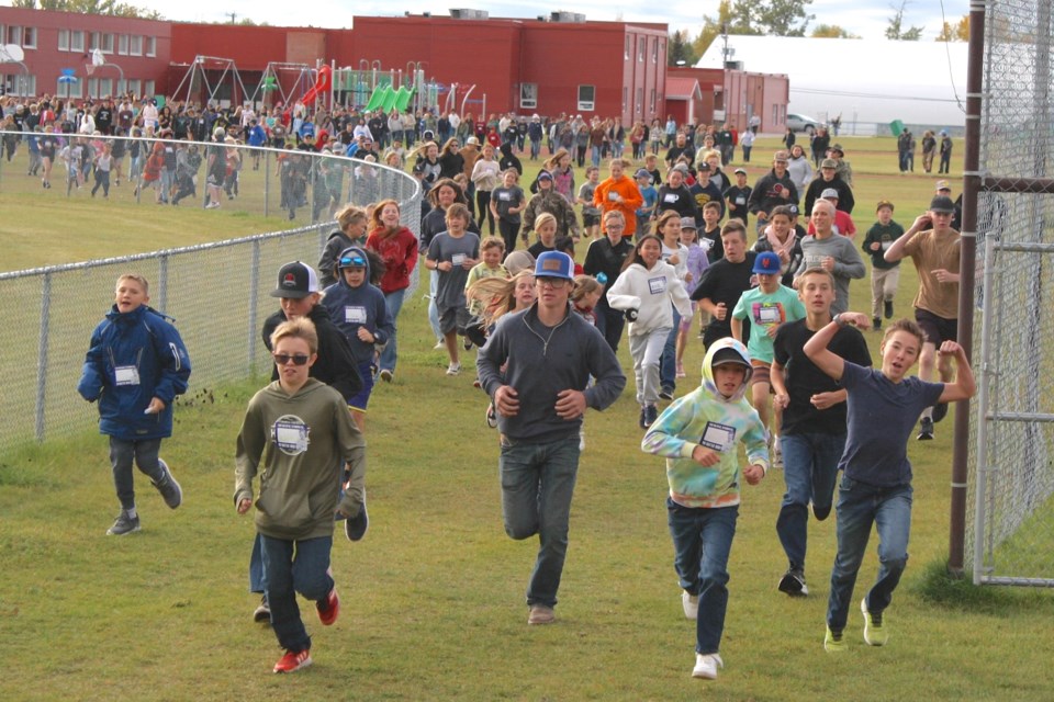 Hundreds of students from River Valley and Sundre High schools joined forces on Thursday, Sept. 26 as they embarked on the 2024 Terry Fox Run.
Simon Ducatel/MVP Staff