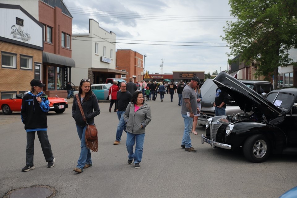 LET IT SHINE — Lots of people gathered in Uptowne Olds May 15 for the Mountain View Pistons Vehicle Club’s annual show & shine display of prized and antique vehicles. The Show & Shine was one of the activities of the annual Uptowne Olds Summer Oldstice event.
Doug Collie/MVP Staff