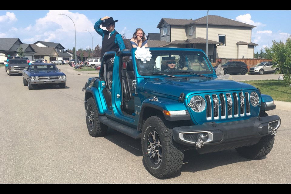 GRADS OUT ON PARADE – Sundre High School’s Class of 2023 was out on parade last Wednesday, June 28 celebrating their graduation ahead of their big prom.  
Simon Ducatel/MVP Staff