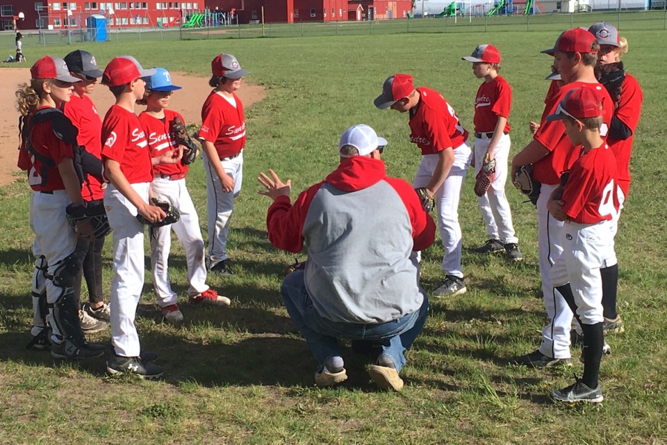 The Sundre U13-1 Stealers baseball squad huddles up with coach Aaron Johnson following a warmup on the evening of Wednesday, June 5 at the Sundre ball diamonds before going up to bat against Trohills – a combined team of players from Trochu and Three Hills. Sundre Minor Ball was able to field eight baseball, six softball, and six first league teams this season.
Simon Ducatel/MVP Staff