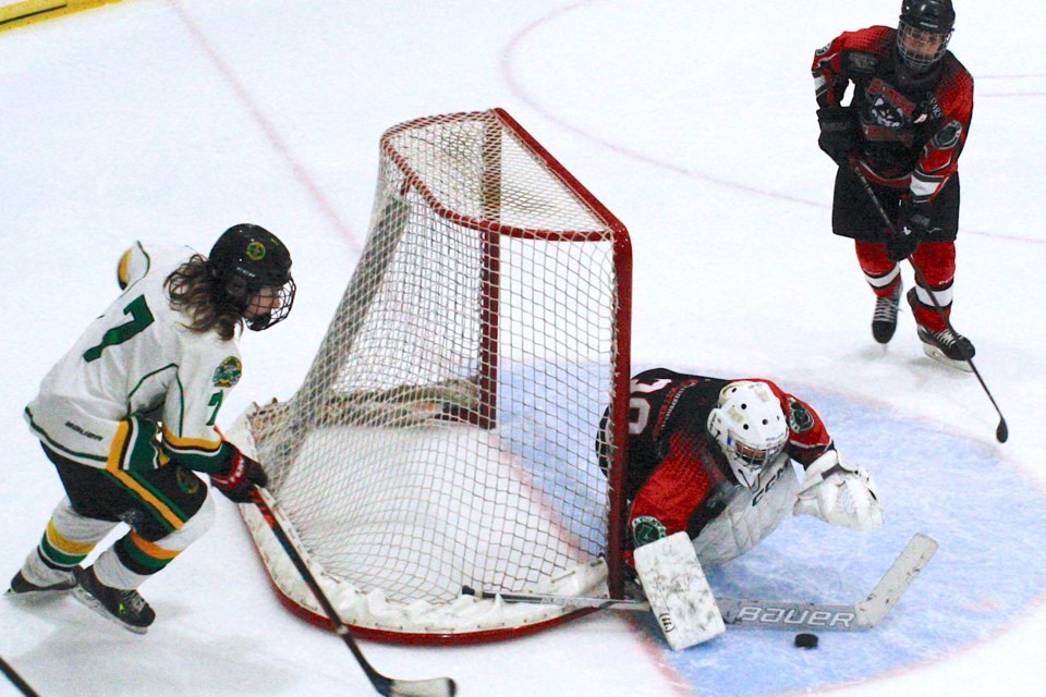 Sundre U15 Huskies netminder Ethan Cairns moves to cover up the puck on Friday evening at the Sundre Arena while playing against Okotoks. The home squad hosted seven teams on Nov. 15-17 during their annual home tournament.
Simon Ducatel/MVP Staff