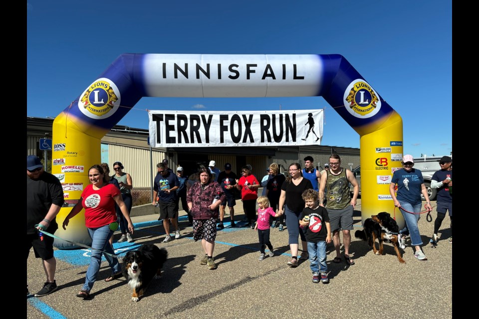 Participants of the 44th annual Innisfail Terry Fox Run burst out of the gate outside the Innisfail Curling Club in the early afternoon of Sept. 15. Johnnie Bachusky/MVP Staff