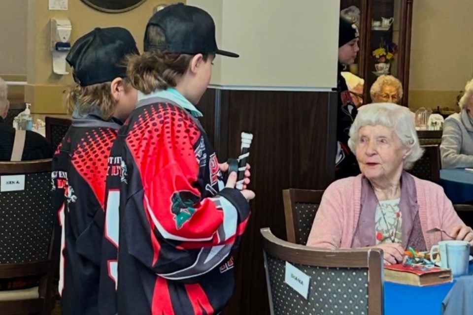 Residents at the Sundre Seniors’ Supportive Living centre enjoyed a visit from the U11 Huskies who on Sunday, Feb. 9 dropped by donning their jerseys to chat for a while before heading over to the Sundre Arena for a game.
Submitted photo