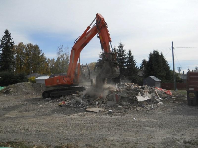 Tear down &#8211; crews take down a vintage building