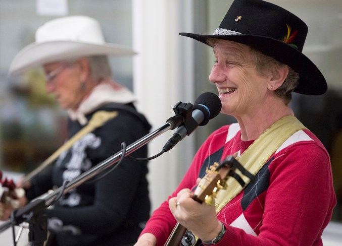  Fern Kornelson, left, and Carol Gorsline perform together at the Sundre Farmers' Market at the Sundre Curling Club on July 5.