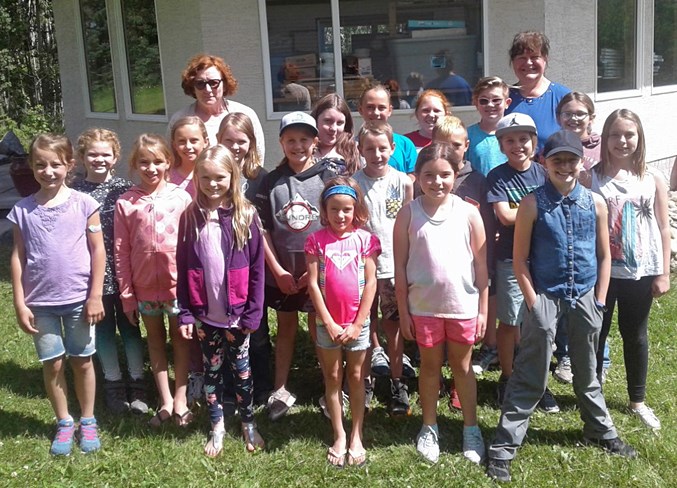  A group shot of the art camp.