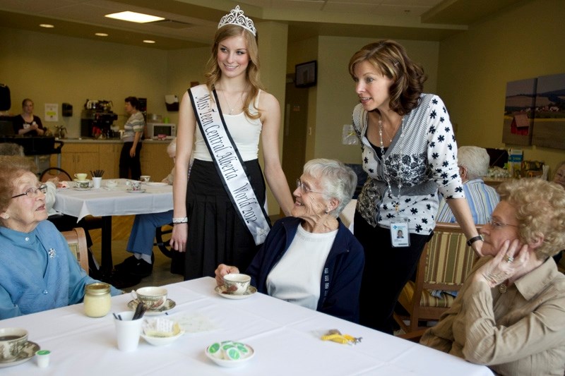 Jennifer Robitaille and her mother Laura visit with residents of Sunset Manor in Innisfail on May. 5.