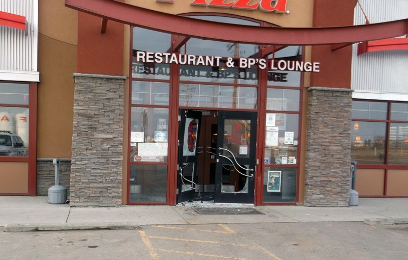 Thieves damaged the front door of Innisfail&#8217;s Boston Pizza April 12 while attempting to steal an ATM machine.