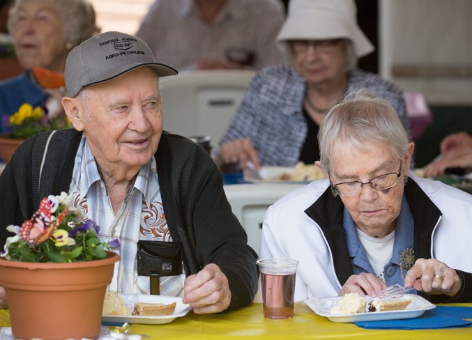 David, left, and Dorothy Munro have pie and ice cream during the garden party.