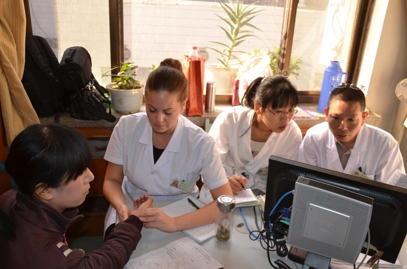 Devonne Nafziger examines a young patient&#8217;s hand.