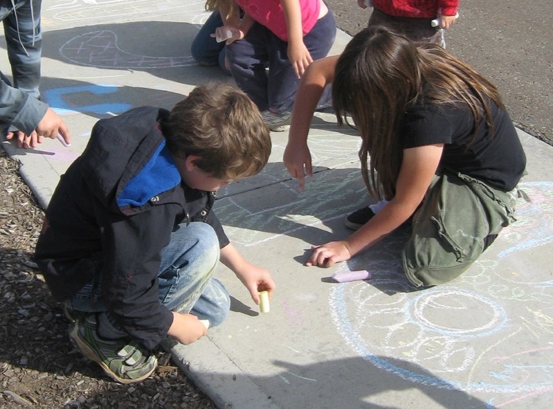 Kids had the opportunity to express their artistic talent and have fun while creating chalk murals at the Innisfail Public Library&#8217;s Murals &#038; Music event on Sept.