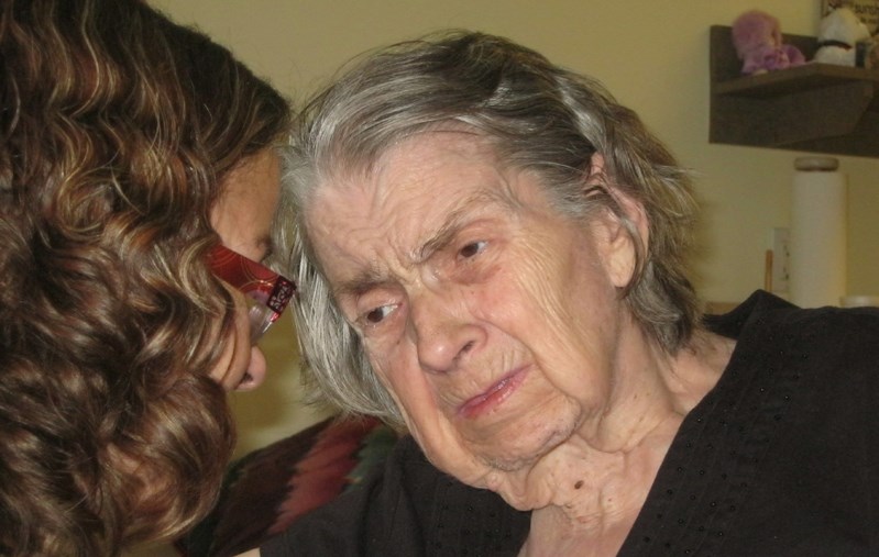 Deb Morrison and mother Annie Galpin chat during a recent visit. Galpin will be coming home to Innisfail this week.