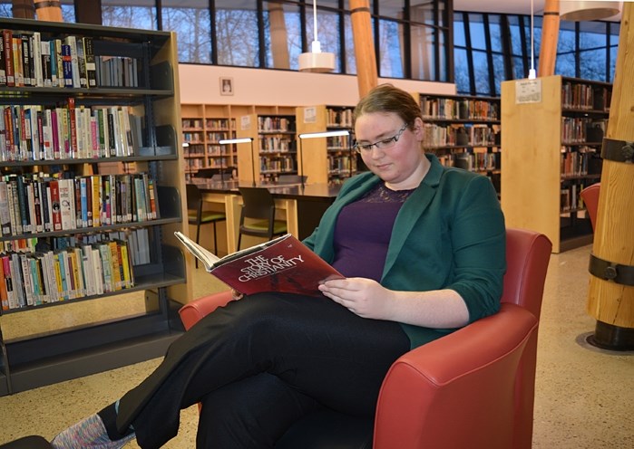 Michelle Harder enjoys some reading time at the Innisfail Public Library/Learning Centre. Families across the province are encouraged to take the 15-minute reading challenge