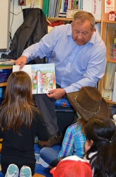 Innisfail Mayor Brian Spiller reads to children at the Chinook Center School on Jan. 26 as part of Family Literacy Day activities.