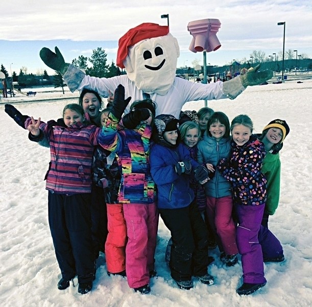 Delighted children gather with Innisfail&#8217;s very own Bonhomme, the ambassador of the local annual winter festival.