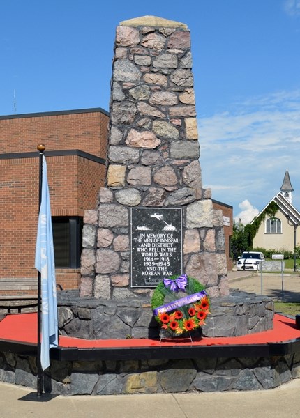 Innisfail&#8217;s Main Street cenotaph.