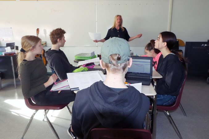  Lea Smaldon, managing editor of Mountain View Publishing, which includes the Innisfail Province, gives a journalism presentation to Grade 8 students during their recent month-long class project.