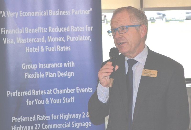 Olds &#038; District Chamber of Commerce president Stephen Dodwell addresses the Business Beer and Blue Jeans crowd.