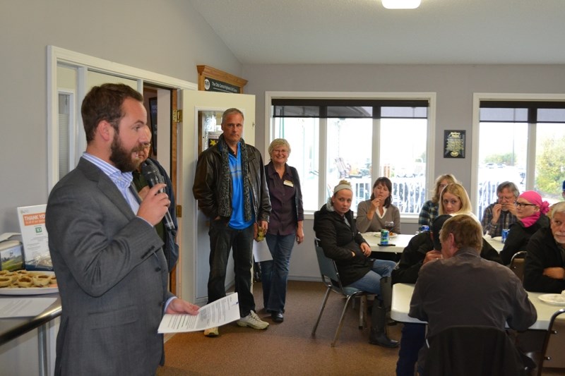 Olds &#038; District Chamber of Commerce president Ben Stone addresses the crowd attending the Business, Beer and Blue Jeans event at the Olds golf course.