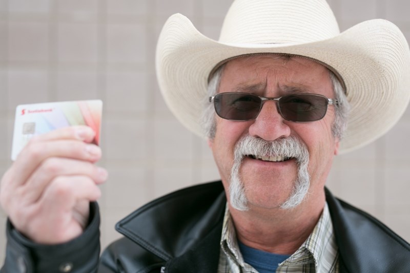 Vern Didyk displays his recovered debit card.