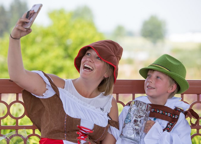 WebOldstoberfest-8Selfie