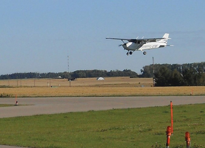 WebPlaneComesInOldDidsAirport