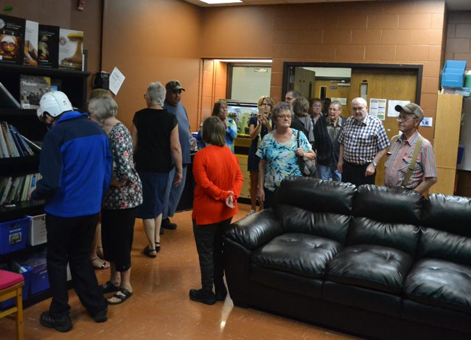 Attendees tour the Horizon School library.