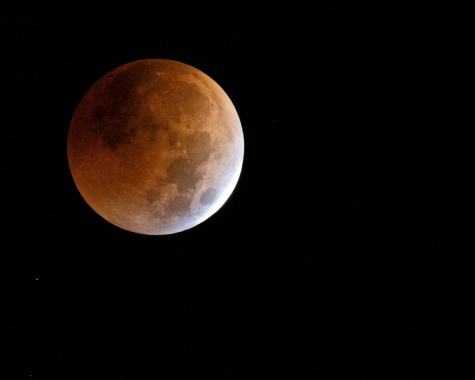 lunar-eclipse-nov-8-2022-1920