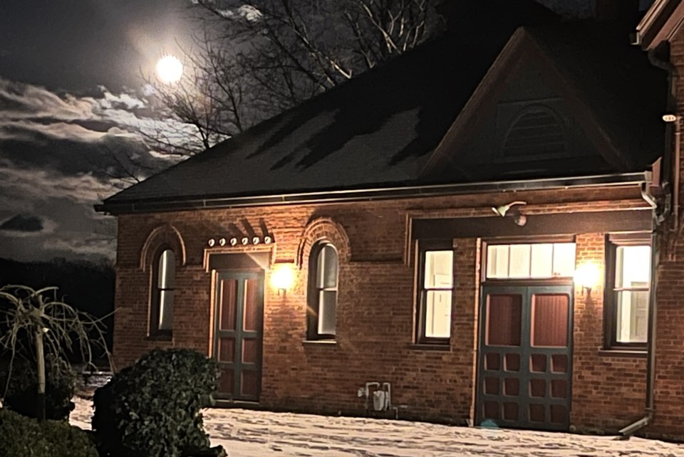 good-morninng-full-moon-over-niagara-pumphouse-arts-centre