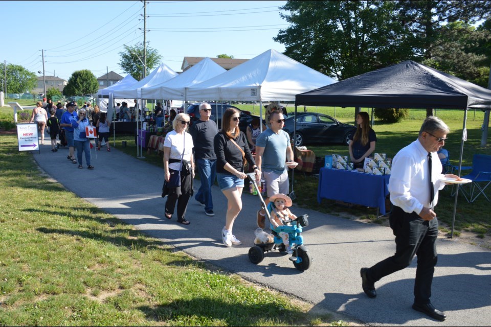 thorold-community-market-crowd