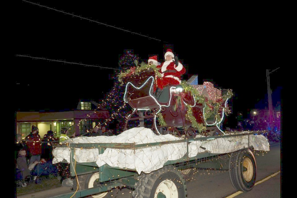 tractor-santa-2023