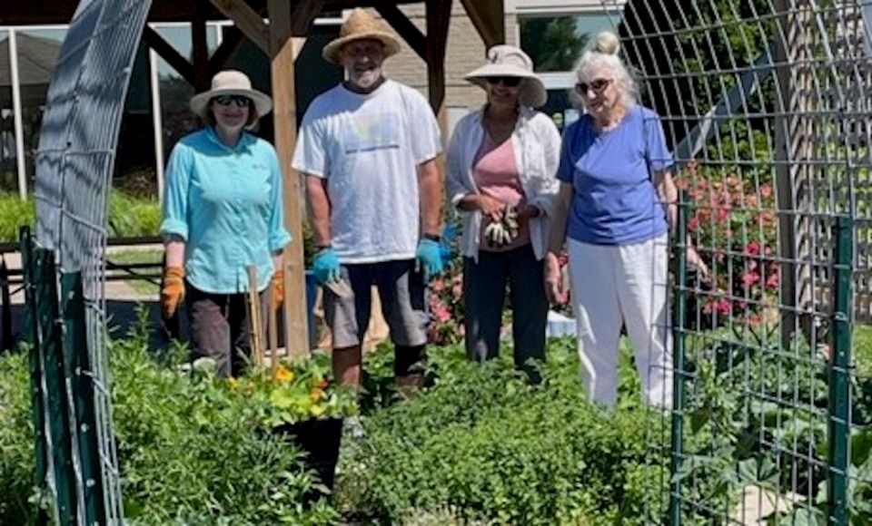 volunteers-garden-vicky