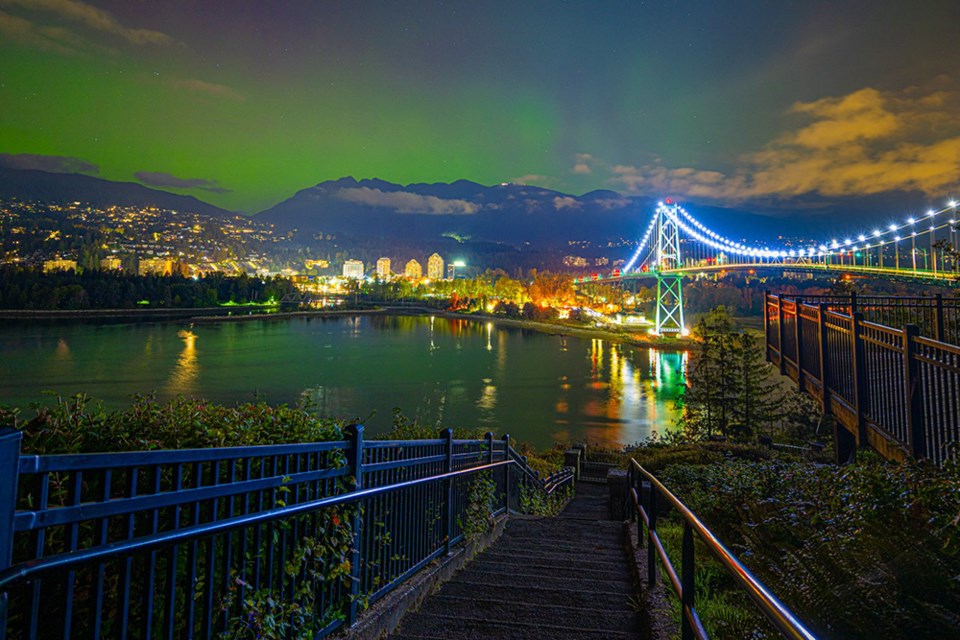 northern-lights-over-north-van-mark-teasdale