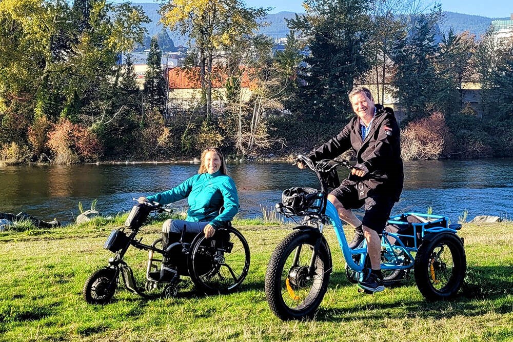 这对西温哥华夫妇热爱电动自行车生活。