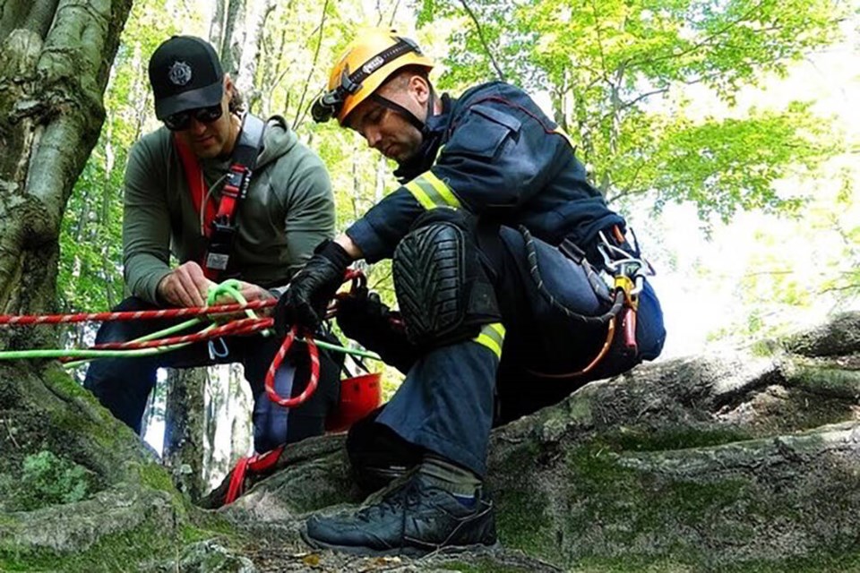 North Vancouver firefighter CJ Summers teaches Ukrainian student Huk Artem Sergiyovich proper rope rescue techniques during a training mission in Ukraine in September. | courtesy CJ Summers 