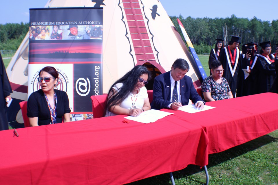 Signing of the Memorandum of Understanding between Queen's University and Pikangikum First Nations. (Clint Fleury, nwonewwatch.com)