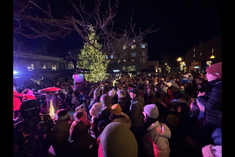 Town Square crowd at tree lighting